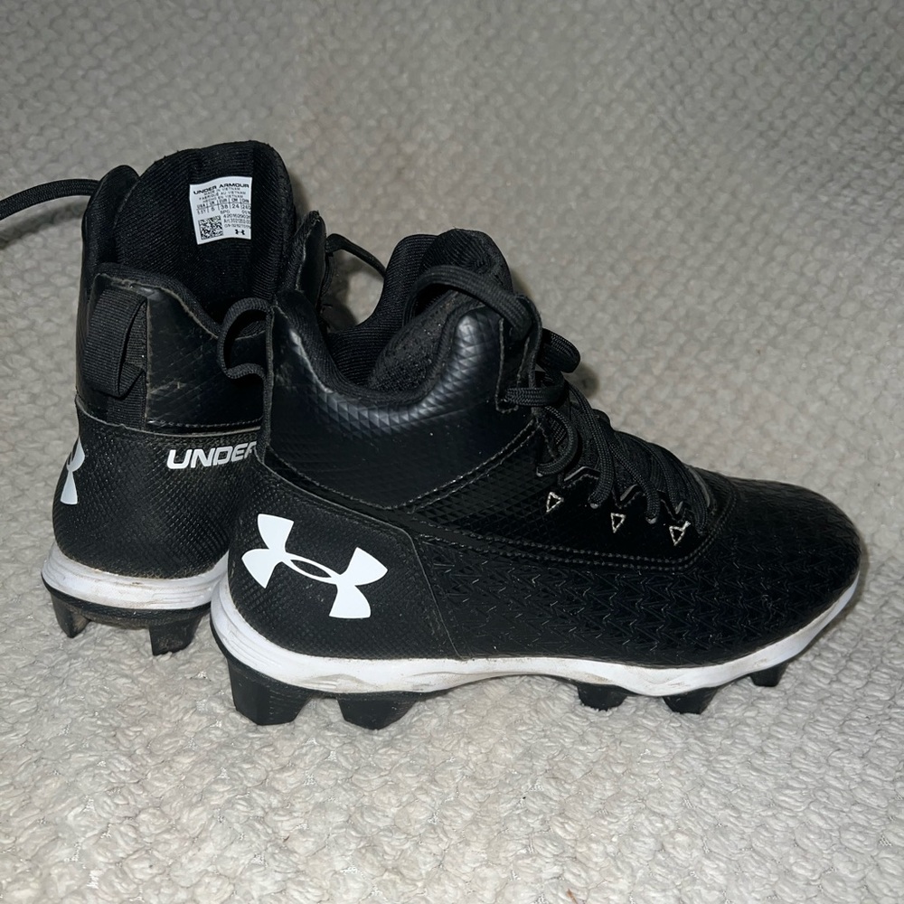 Youth under armour football cleats 5.5